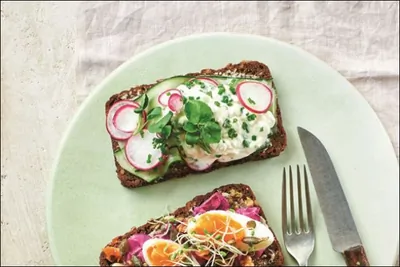 Бутерброды с творогом, огурцом и редисом