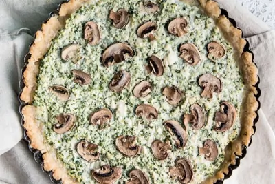 Киш с грибами и шпинатом