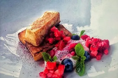 Ванильные гренки со сметаной и ягодами