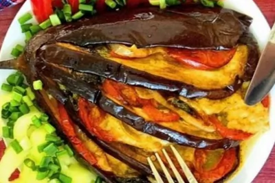 Баклажаны, запеченные с индейкой и овощами