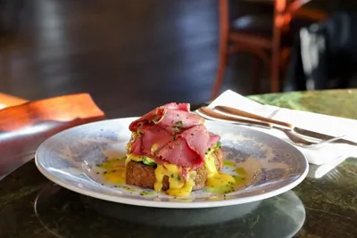 Бенедикт с пастрами