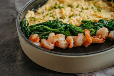 Скрэмбл со шпинатом и креветками