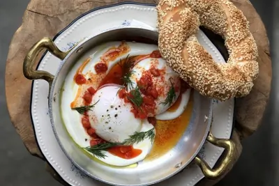 Турецкая яичница с йогуртовым соусом и булочкой симит