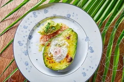 Авокадо, жаренное с яйцом