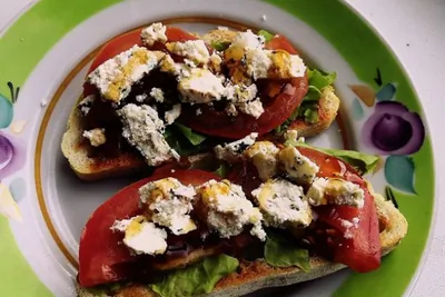 Тосты с брынзой