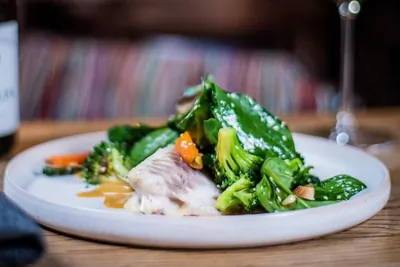 Сибас с зелеными овощами и соусом с тамариндом