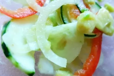 Салат с огурцами и авокадо