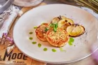 Крабовые котлеты с печеным картофелем