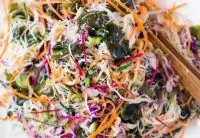 Веганский салат с рисовой лапшой и кунжутной заправкой