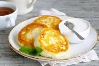 Сырники со сметанным кремом и апельсиновой цедрой