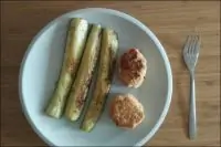 Котлеты из лосося и трески с гарниром из цукини