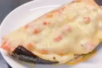 Баклажан, запеченный с сыром и ветчиной