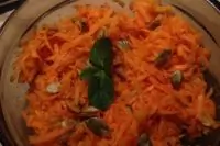 Морковный салат с пряной заправкой