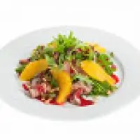 Салат с утиной грудкой, рукколой и клюквенным соусом