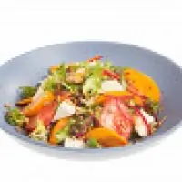 Салат с хурмой, свежими овощами и козьим сыром