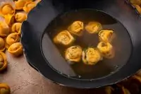 Мясной суп с тортелинни от шеф-повара ресторана