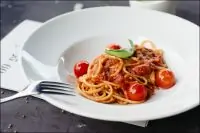 Спагетти с помидорами черри