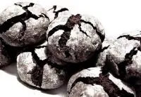 Шоколадное печенье с орехами и сахарной пудрой