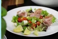 Летний салат с моцареллой и беконом