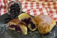 Пирожки сдобные со смородиной