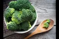 Теплый салат с брокколи