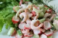Крабовый салат с креветками, сельдереем и огурцом