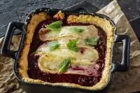 Пирог с камамбером и пряной сливой