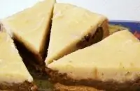 Пирог с грецким орехом и лимонной глазурью