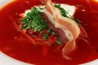 Борщ с мясными копченостями, сметаной и чипсами из бекона