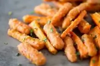 Фри-морковь с соусом