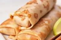 Блины с яблоком, корицей и сметанным кремом