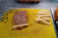 Куриные рулетики с сыром в подливе