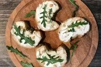 Брускетты с творожным сыром, рукколой и кедровыми орешками