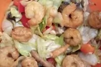 Овощной салат с креветками под медово-соевой заправкой