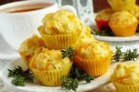 Сырные маффины с чесноком и зеленью