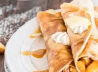 Яблочные блинчики с корицей и яблоками в карамели