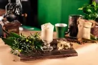 Кофейный коктейль с имбирем, корицей и персиком