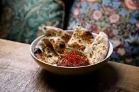 Тартар из говядины с красной икрой и лепешкой