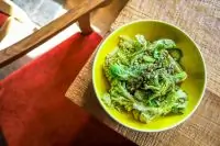 Салат с брюссельской капустой и соусом карри