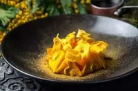 Тыквенные равиоли с жареными грибами и грибным бульоном