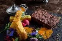 Стейк из фасоли с жаренным сельдереем и овощным соусом