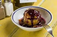 Печеное яблоко с медом, изюмом и курагой