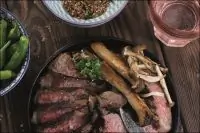 Стейк стриплойн барбекю с японскими грибами