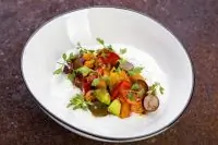 Страчателла с помидорами, папайей и авокадо