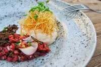 Тартар из говядины с маринованной устрицей и креветочным бульоном