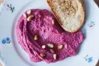 Хумус со свеклой и козьим сыром