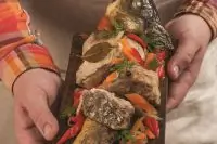 Толстолобик, томленный с кореньями