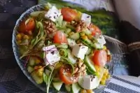 Салат с сыром фета и помидорами черри