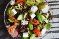 Салат с сыром фета и черным рисом