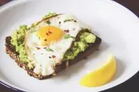Яичница на тосте с авокадо